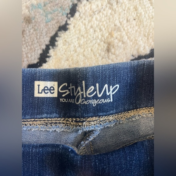 Women's Totally Shaping Pull on Capri size Petite 6 - Picture 2 of 8